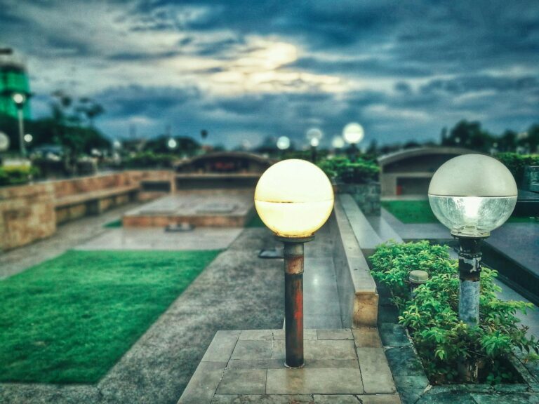 Światło, które tworzy klimat – oświetlenie domu, ogrodu i ulicy w codziennym życiu