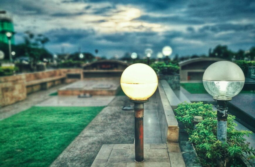Światło, które tworzy klimat – oświetlenie domu, ogrodu i ulicy w codziennym życiu